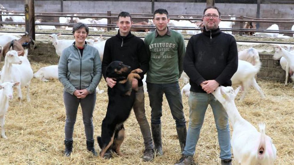 L’arrivée des chèvres a permis à Élizabeth et Jérôme Costeux d’accueillir sur l’exploitation deux de leurs fils, Émile (au centre à d.) et Jean, spécialisés après leur bac pro, l’un en mécanique, l’autre en chèvres. © Blandine Cailliez